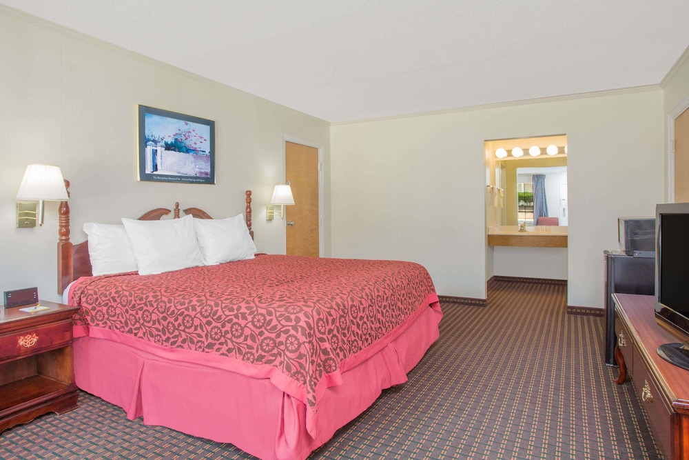 Standard Room, 1 King Bed - Photo 1