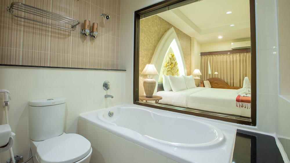 Deluxe Room - Photo 11