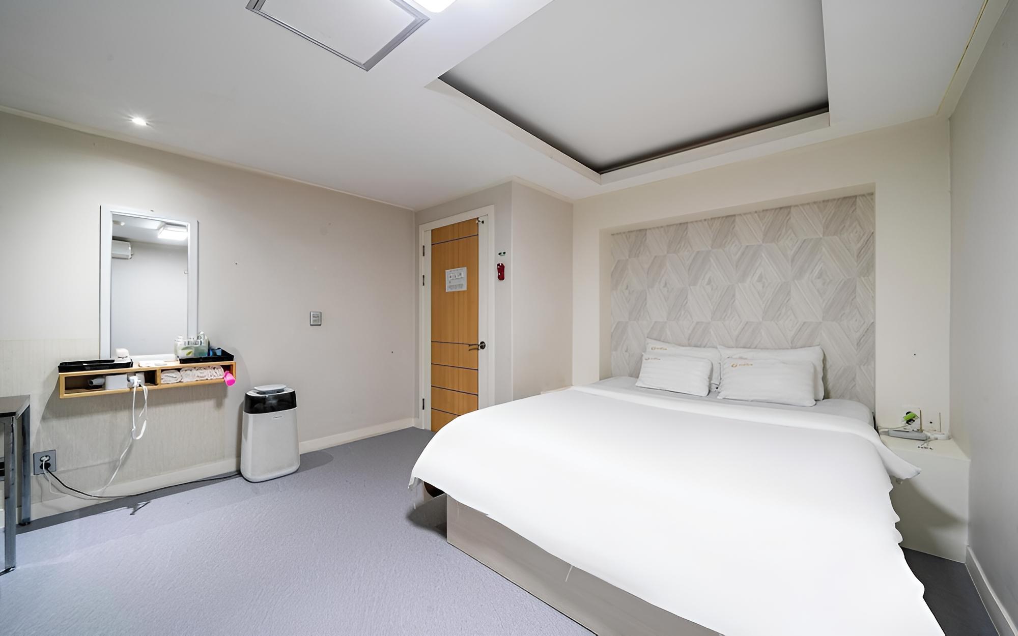 Room (Standard (Free Breakfast Netflix Avai) - Photo 8