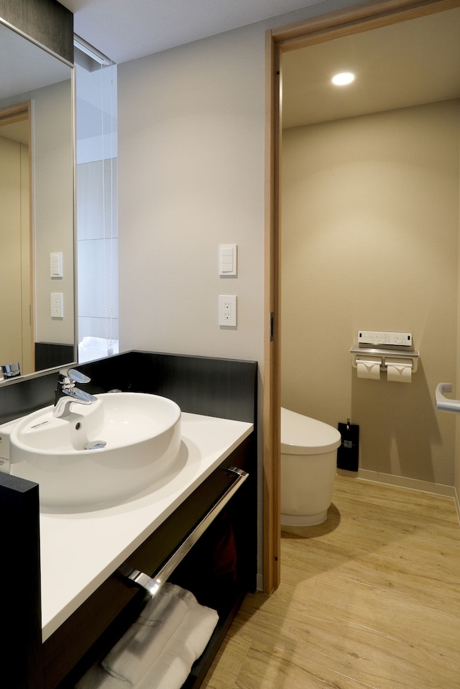 Economy Double Room thumbnail 6