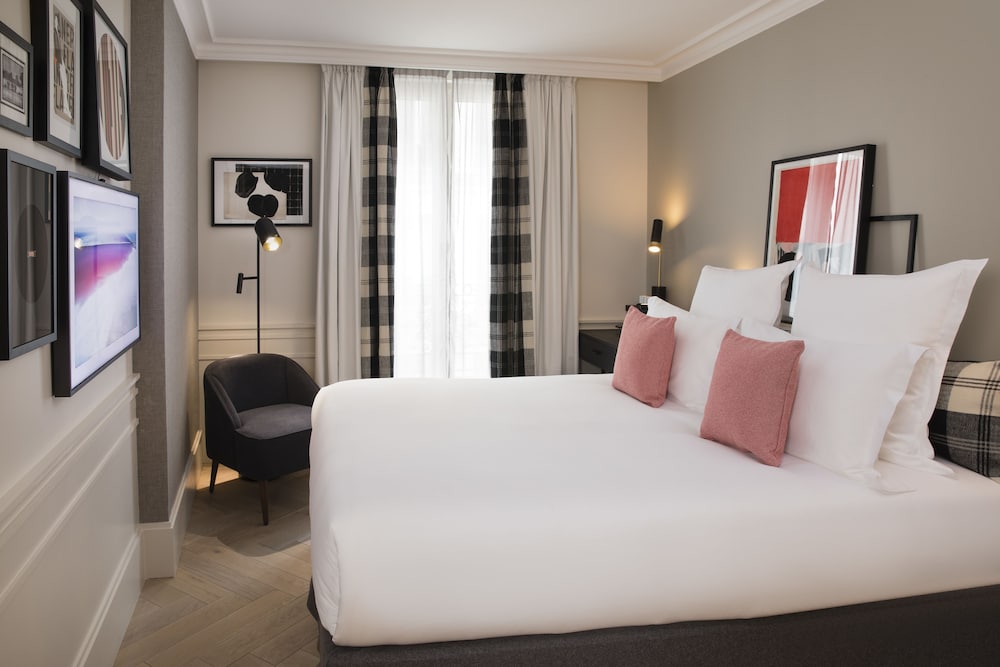 Maison ELLE Paris bedroom photo