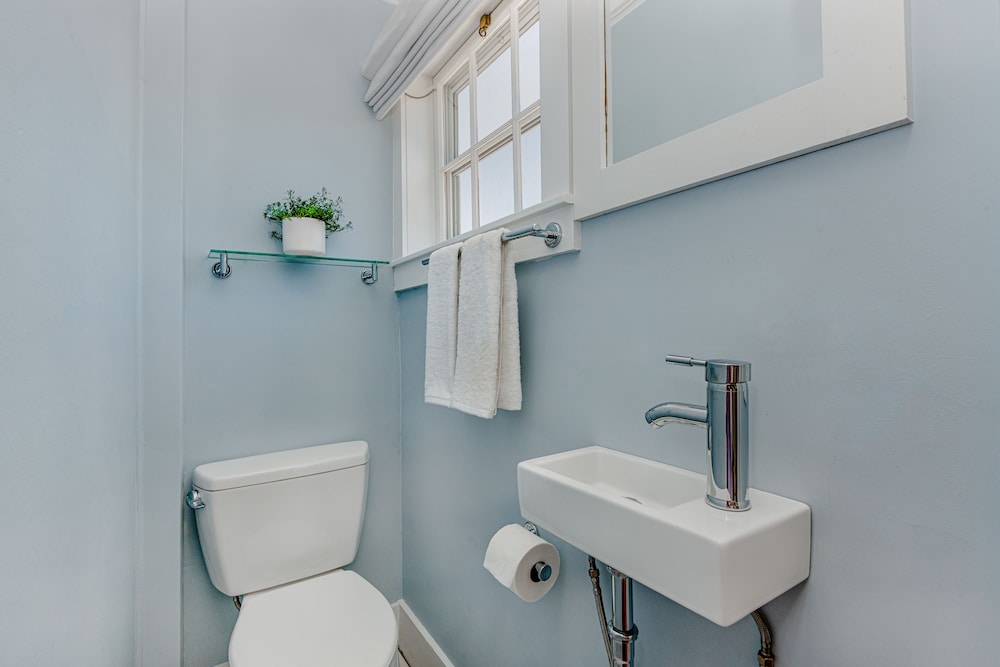 Standard Room, 3 Twin Beds, Shared Bathroom photo 2