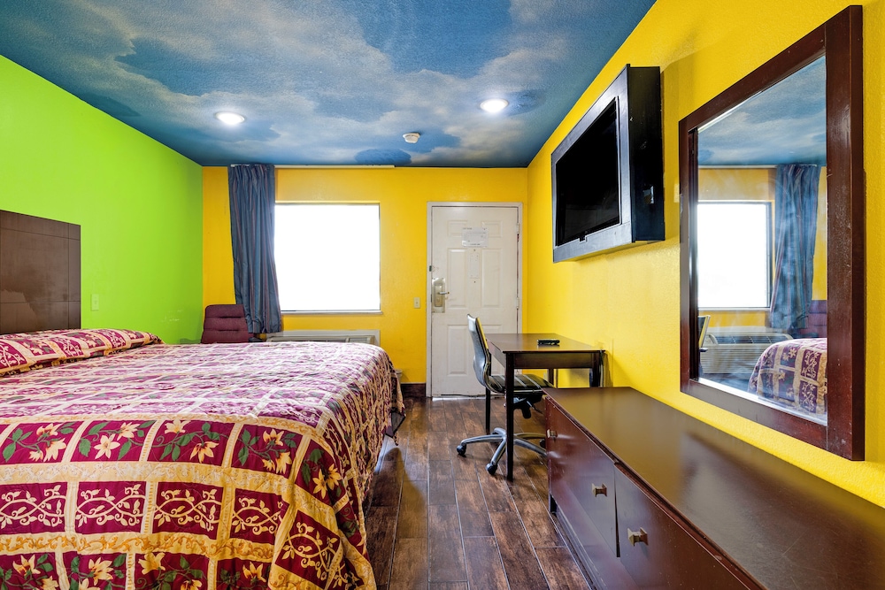 King Bed Accessible Non-Smoking - Photo 1