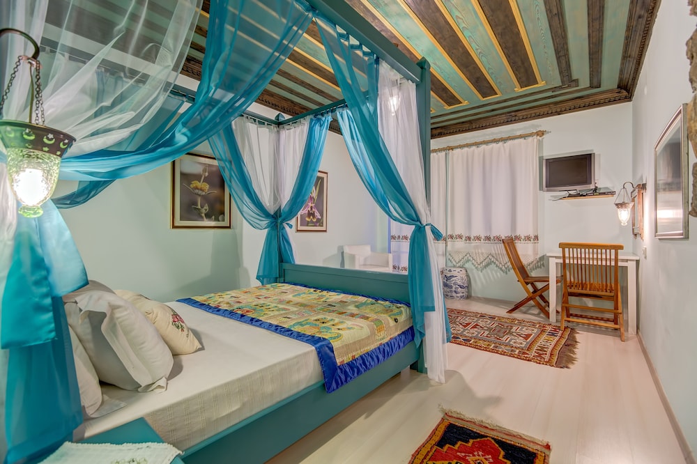 Corner Room With Balcony - Photo 3