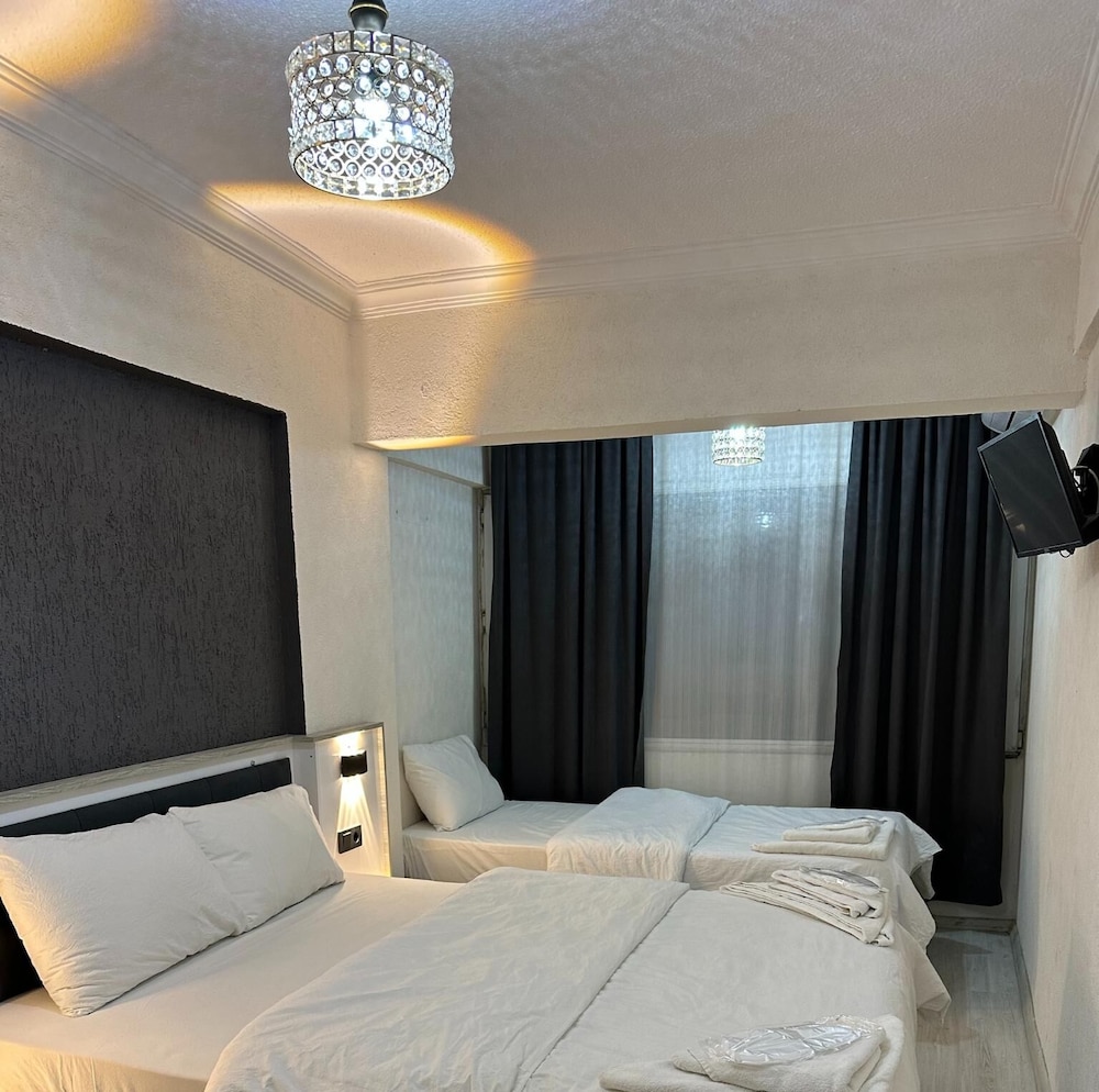 Economy Triple Room photo 1