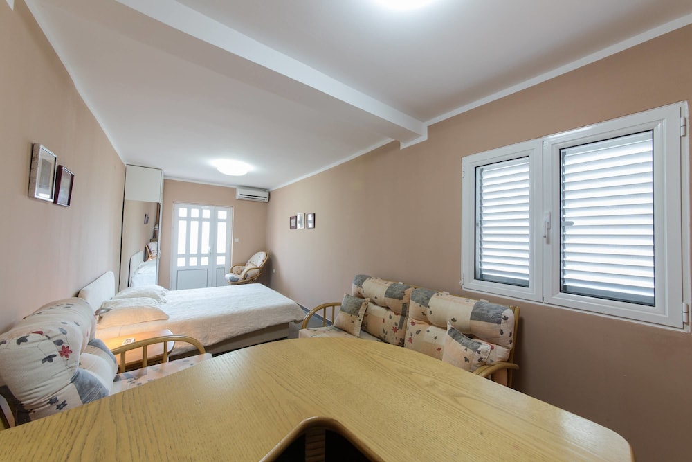 Studio, 1 Queen Bed, Kitchenette, Pool View