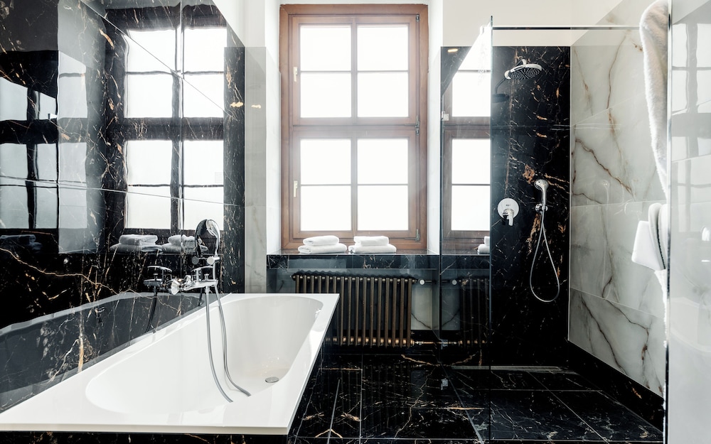 Suite - Photo 7