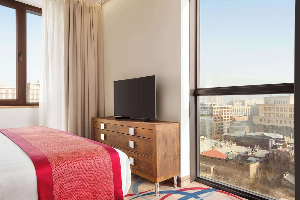 Family Suite (1 King Bed, 1 Single Bed) photo 1