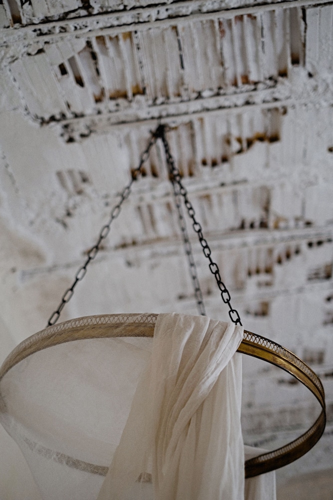 Suite (Attic Antique) photo 1