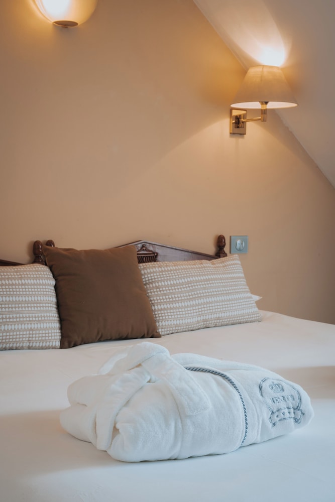 Standard Double Room - Photo 9