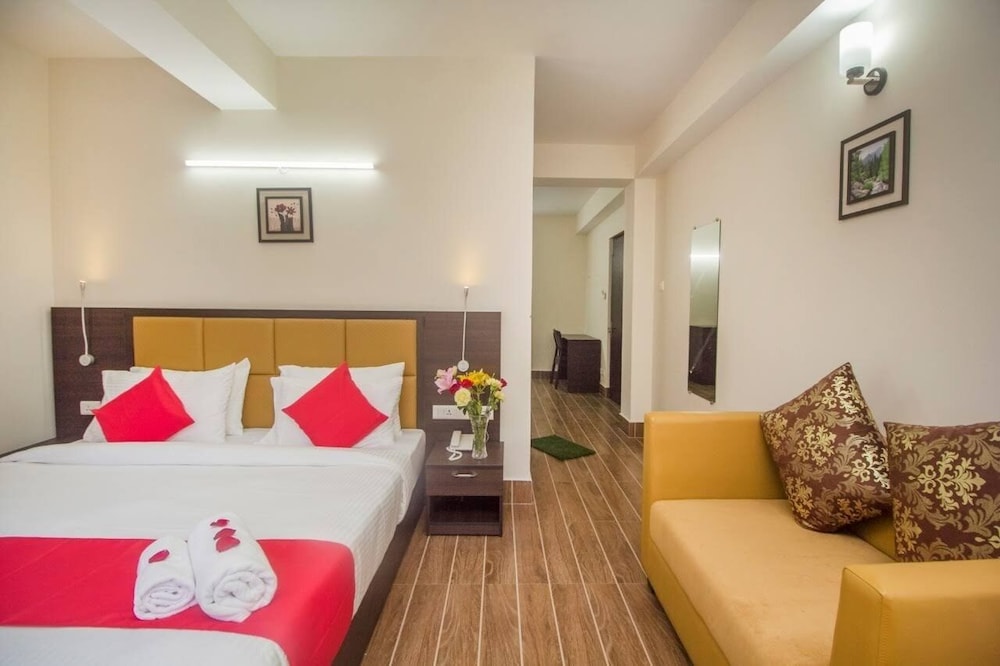 Superior Room, 1 King Bed, Smoking, Mountain View photo 3