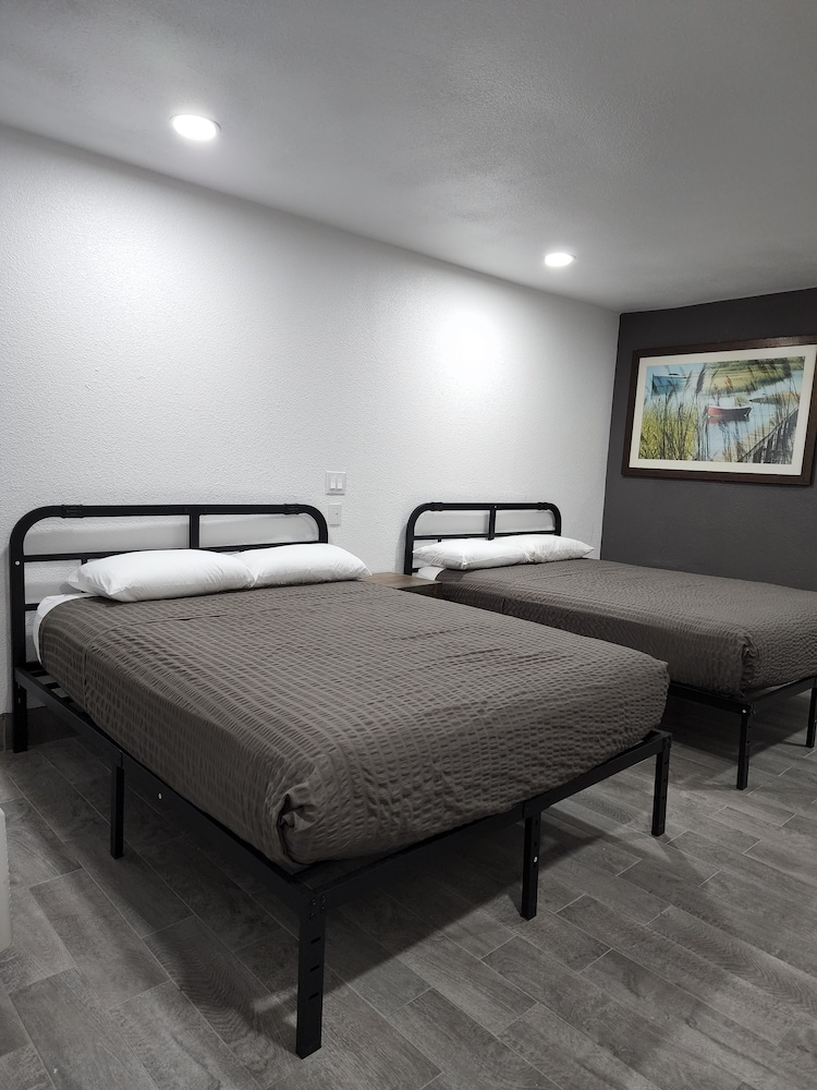 Standard Room, 2 Queen Beds, Non Smoking - Photo 1