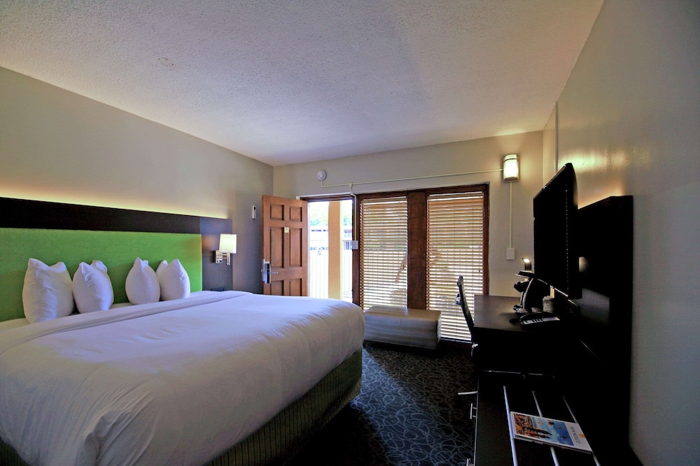 Standard Room, 1 King Bed, Non Smoking - Photo 10