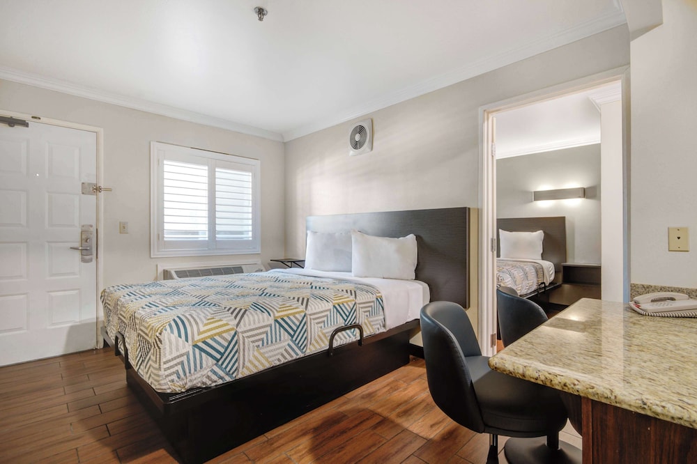 Standard Room, Multiple Beds, Non Smoking photo 1
