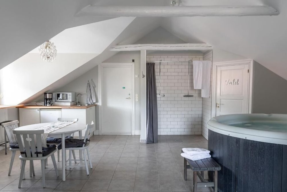 Superior Suite, 1 Bedroom, Hot Tub, Garden Area photo 2