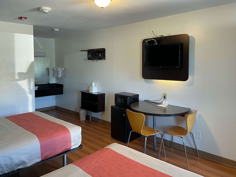 Standard Room, 2 Queen Beds, Non Smoking, Refrigerator & Microwave photo 2