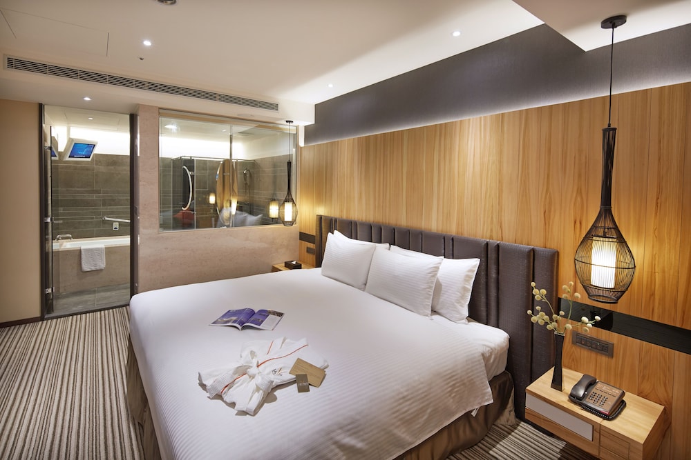 Classic Double Room, 1 King Bed, Bathtub photo 3
