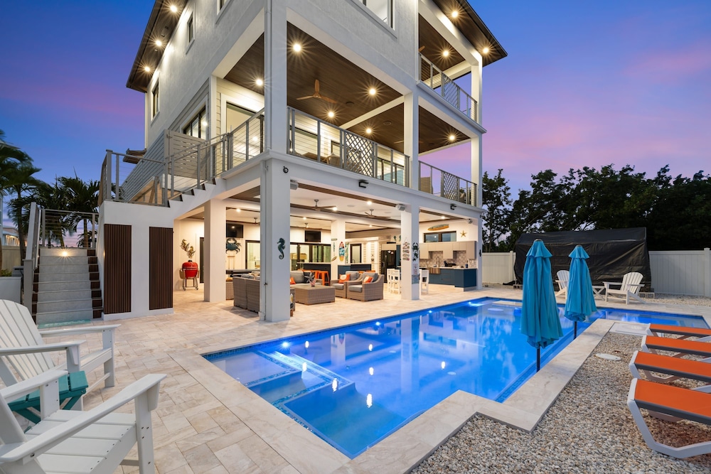 Luxury Seaside Escape ~ Heated Pool w Jacuzzi ~ Elevator ~ Dock ~ Scenic Views, Billede 50