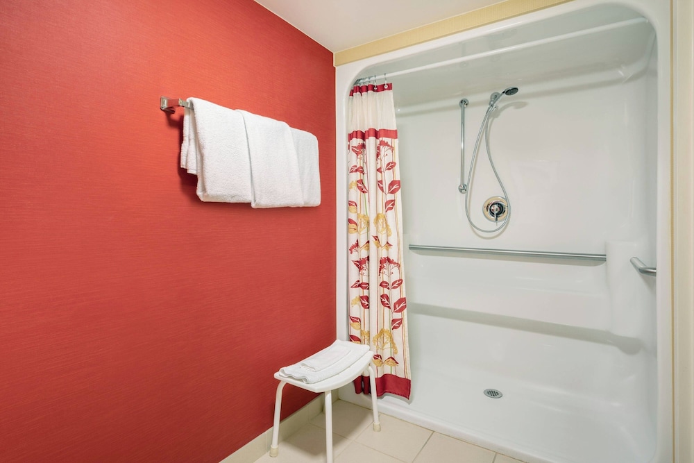 Room, 2 Double Beds (Mobility/Hearing Access, Roll-In Shwr) photo 1