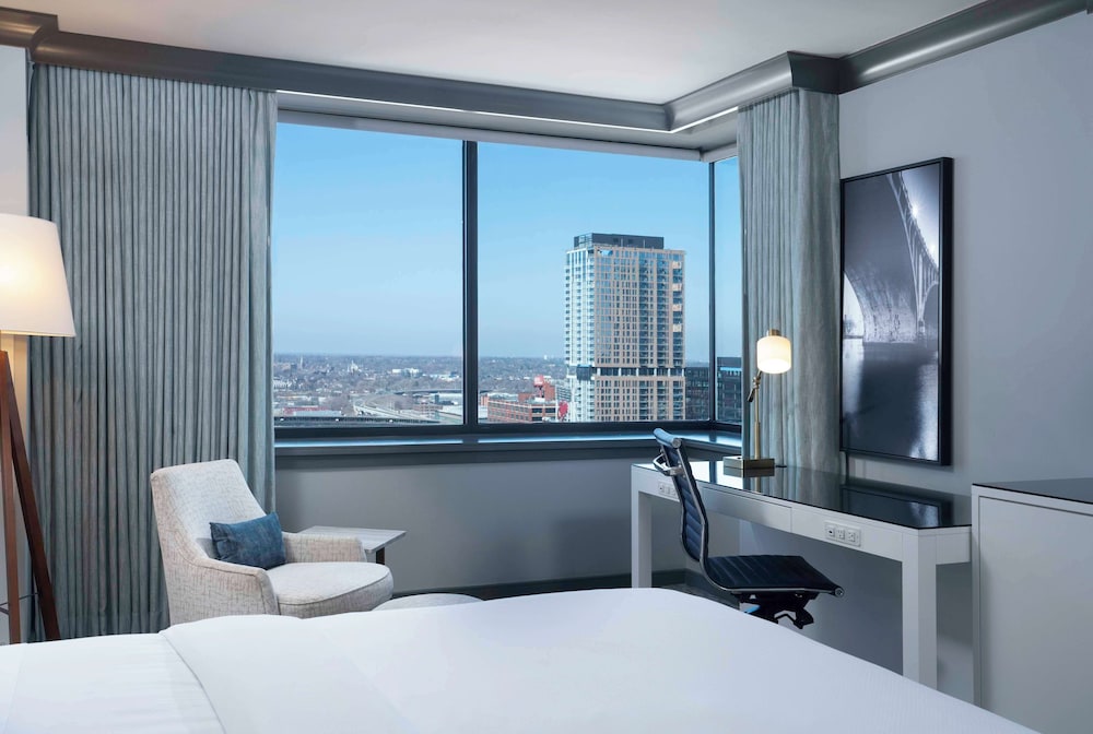 Room, 1 King Bed, Corner (Landmark View) - Photo 1
