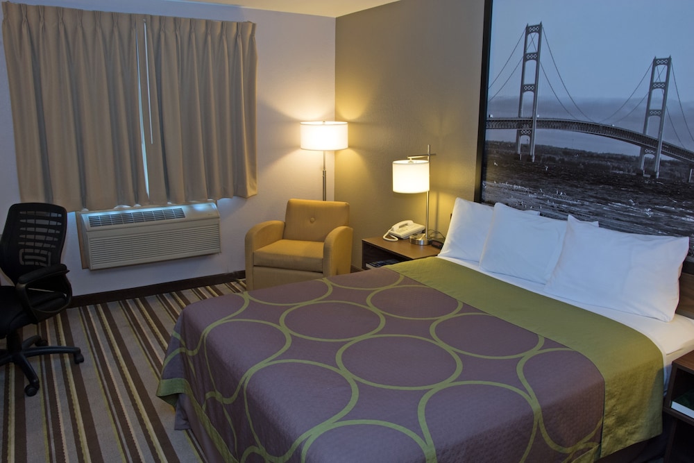 Suite, 1 Queen Bed, Hot Tub photo 2