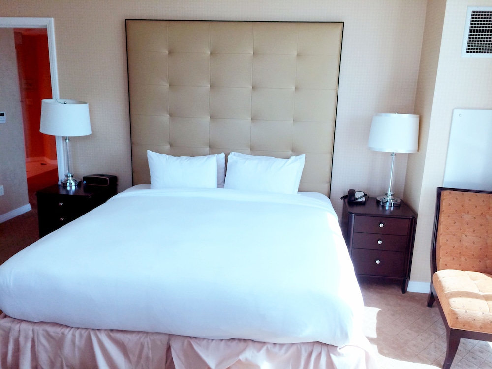 Suite, 1 King Bed with Sofa bed, Kitchen (Run of House, Balcony)