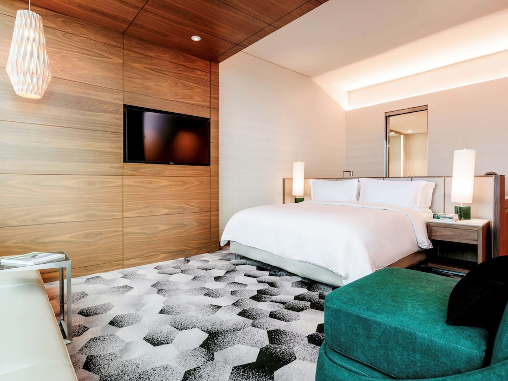 Junior Suite, 1 King Bed, Club Lounge Access, Executive Level (Angel of Independence view)