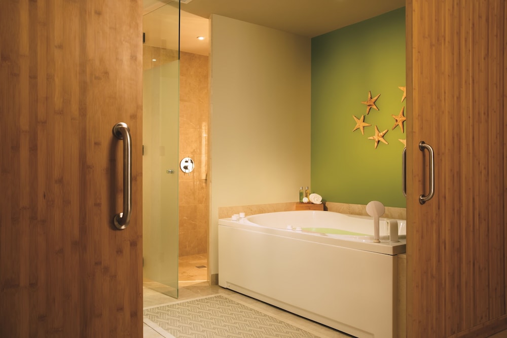 Preferred Club Master Suite Ocean Front (Adults Only 18+) thumbnail 6