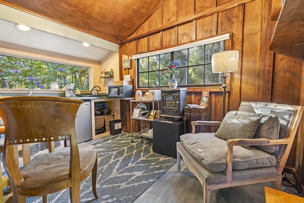 Romantic Cottage, 1 Queen Bed photo 1