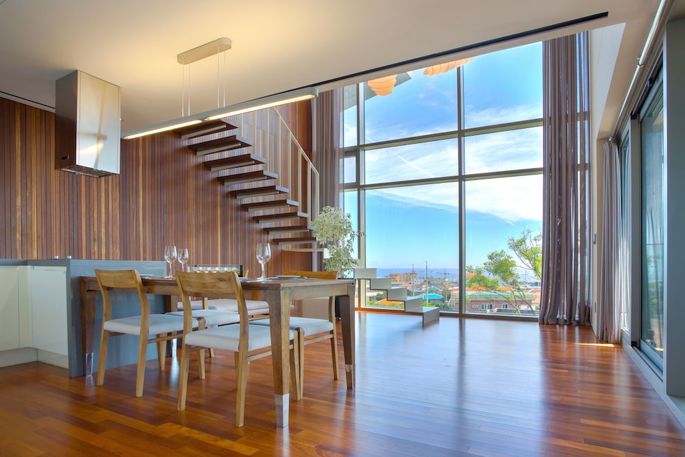 Suite (Hill) (Duplex) photo 3