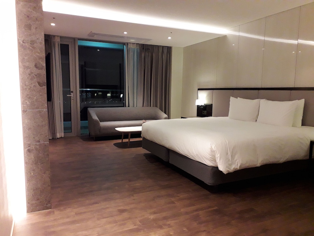 Room, 1 King Bed, Non Smoking - Photo 4