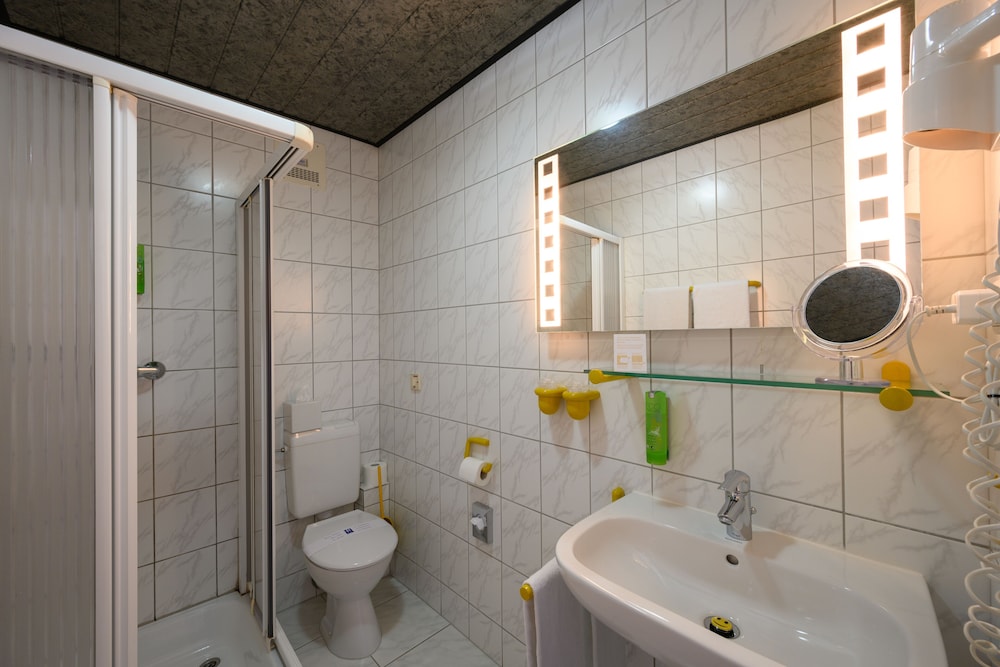 Standard Double Room, 1 King Bed photo 3