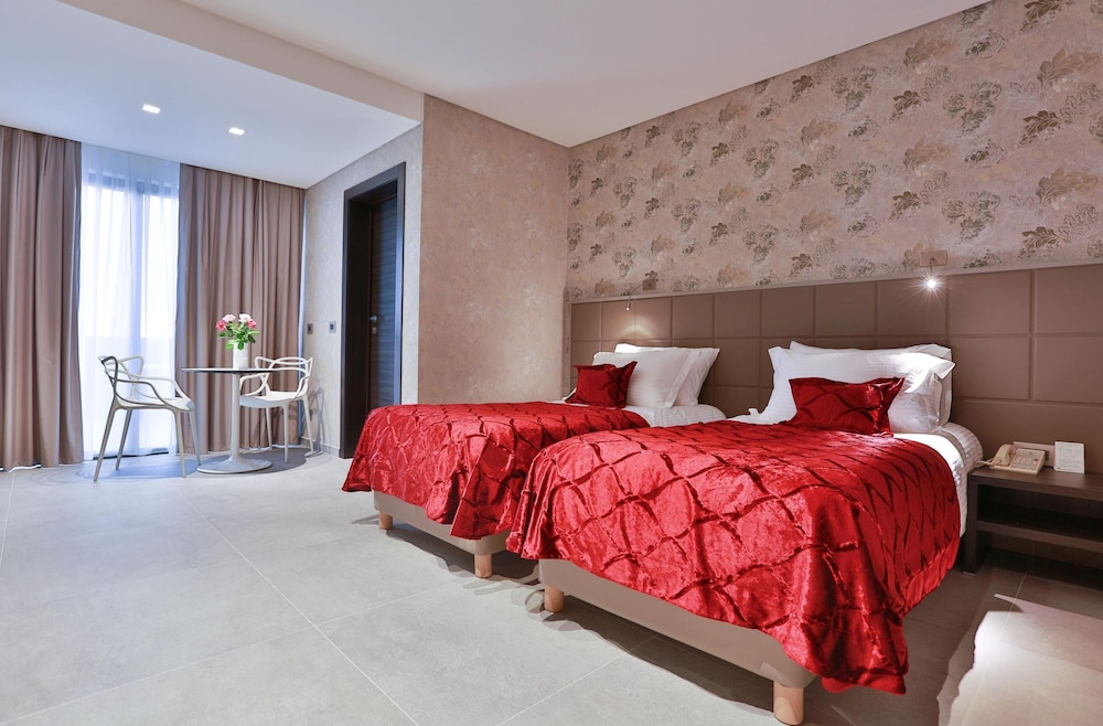 Deluxe Room, Pool View photo 3