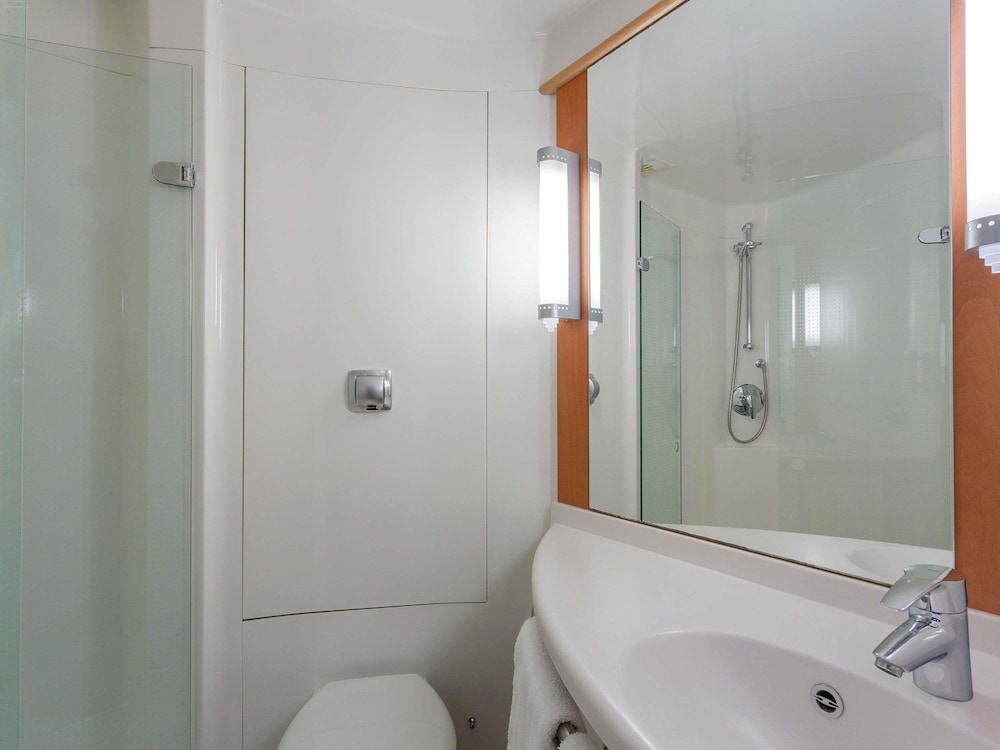 Room, 1 Double Bed, Accessible (Accessible) - Photo 3