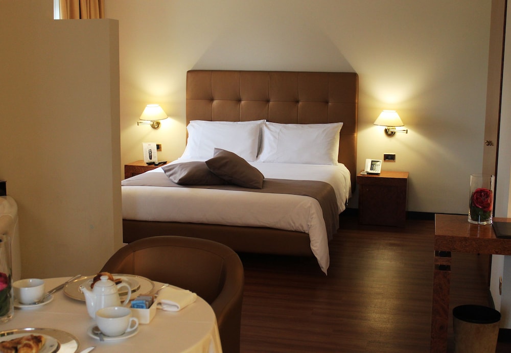 Suite, Hot Tub (De La Ville) photo 3