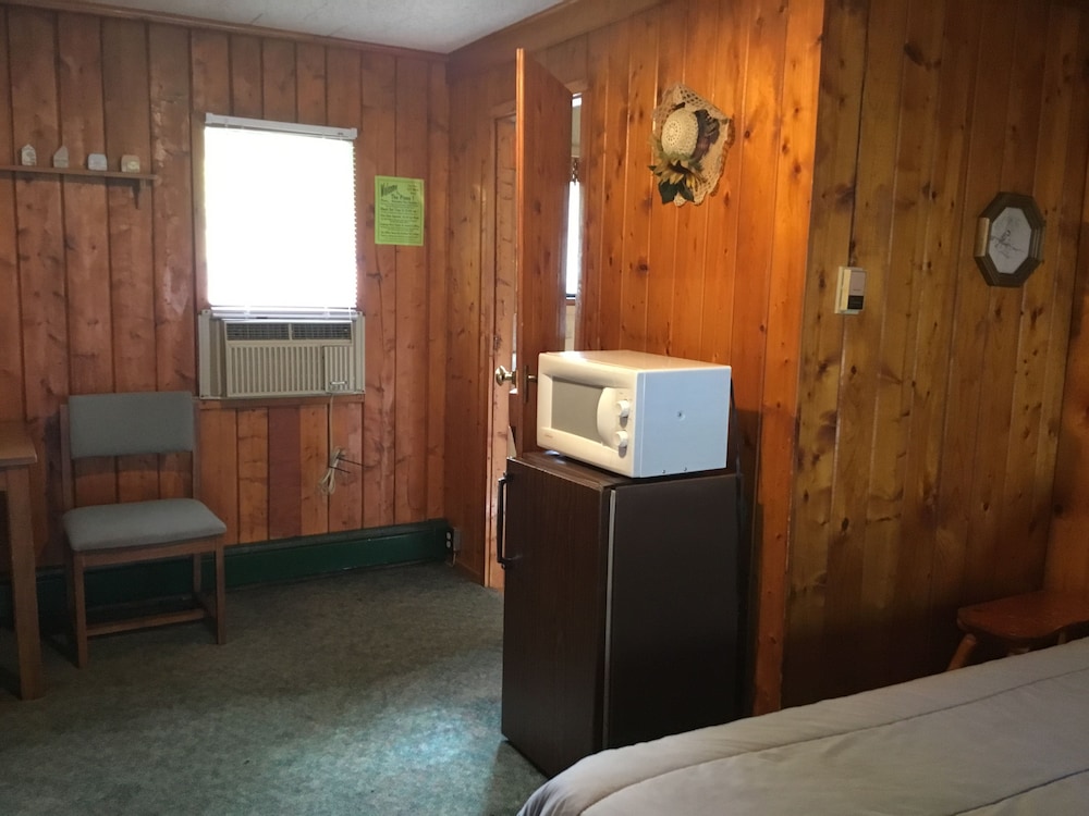 Basic Single Room, 1 Queen Bed photo 2