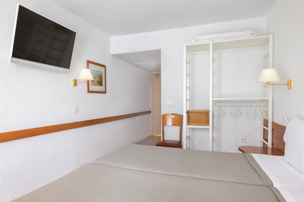 Twin Room, Balcony (2 Adults) - Photo 3