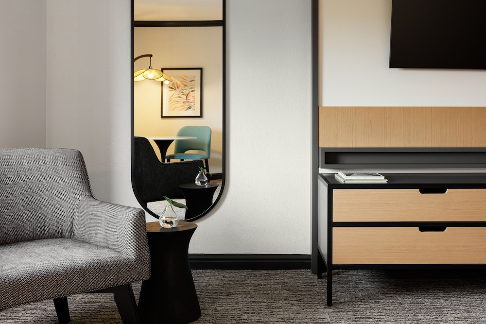 Room, 2 Queen Beds (Mobility/Hearing Accessible, Tub) - Photo 4