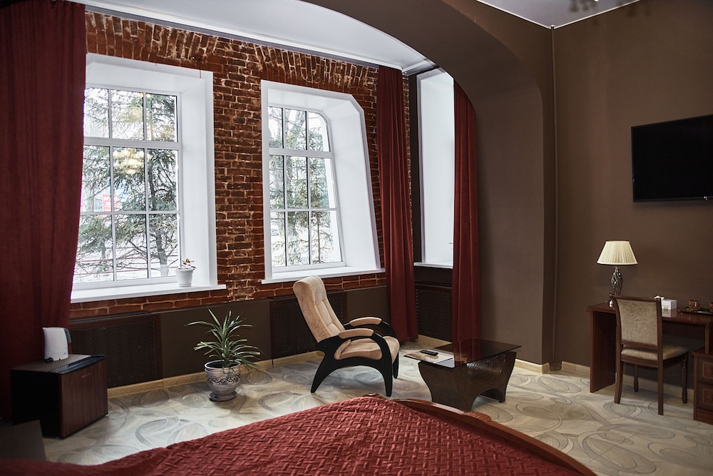 Basic Suite, 1 King Bed, Non Smoking photo 3