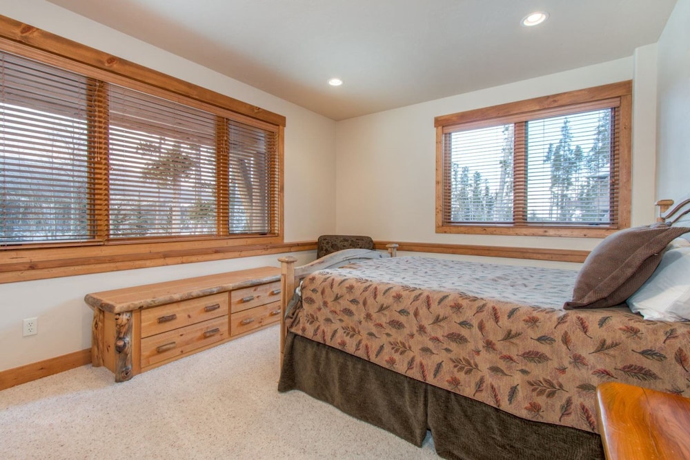 House, Multiple Beds (Big Timber Lodge)