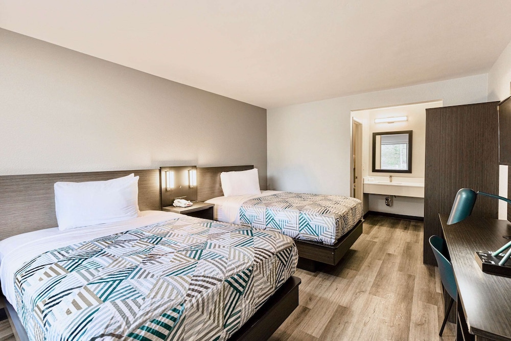 Standard Room, 2 Double Beds, Smoking - Photo 3