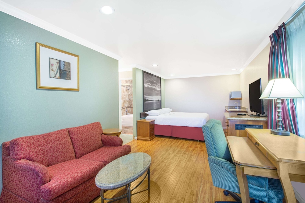 Junior Studio Suite, 1 King Bed photo 1
