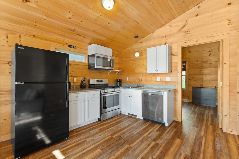 Premium Cabin, 2 Bedrooms, Kitchen, Lake View photo 3