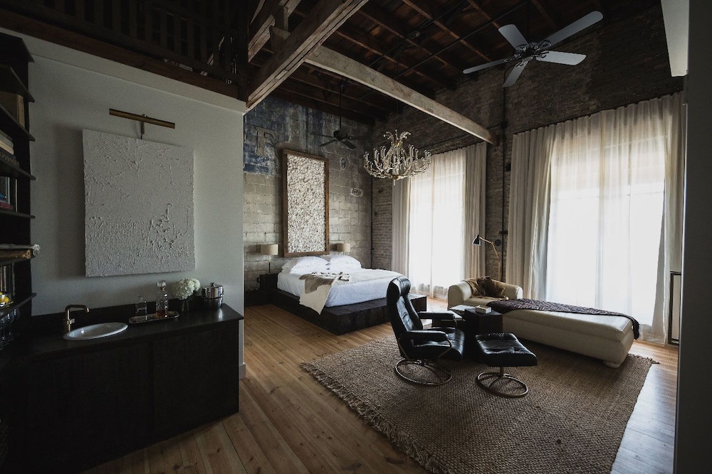 Superior Suite, 1 King Bed, Balcony photo 3