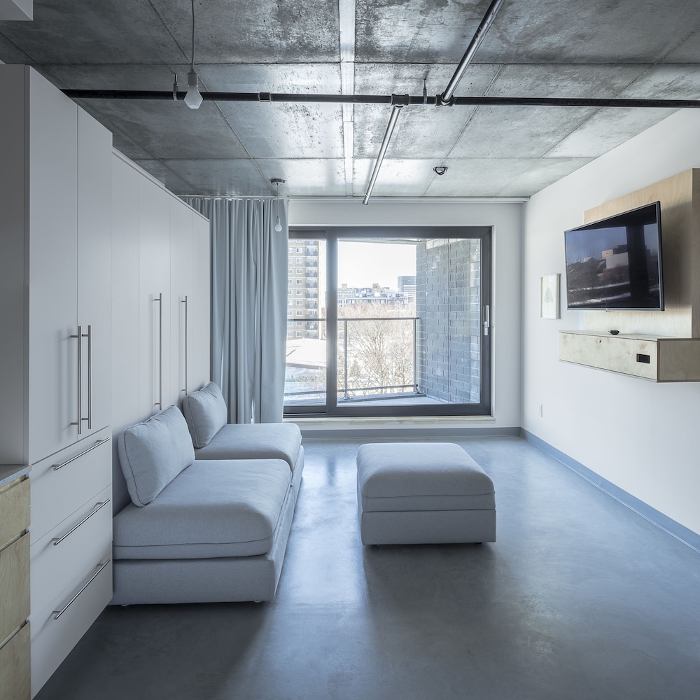 Grand Studio, 1 King Bed, Balcony photo 3