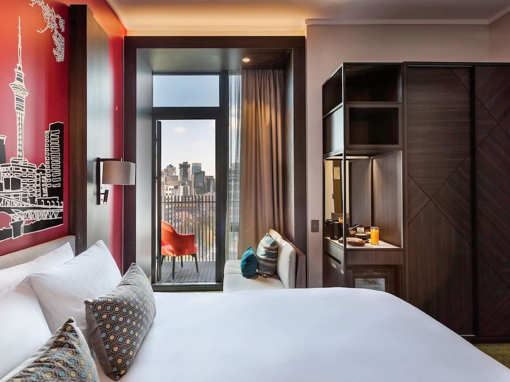 Deluxe Room, Balcony (High Floor) thumbnail 5