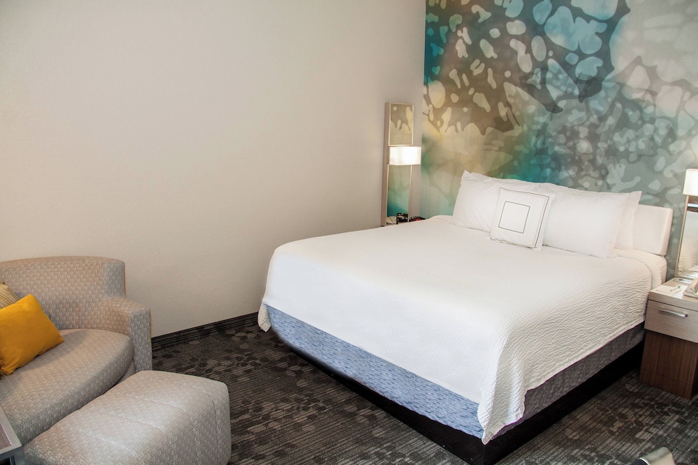 Room, 1 King Bed, Balcony (Hearing Accessible) - Photo 1