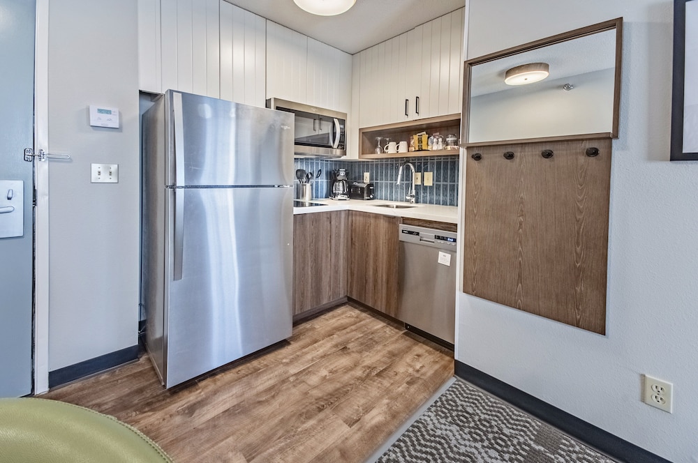 Studio Suite, 1 King Bed, Kitchen - Photo 2