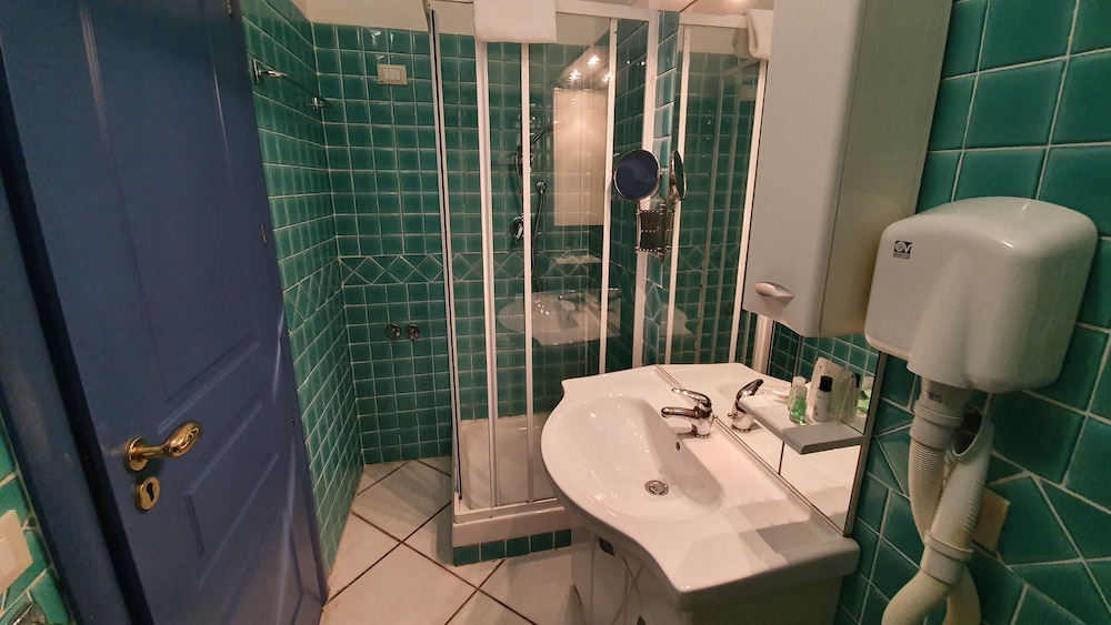 Standard Double Room - Photo 9