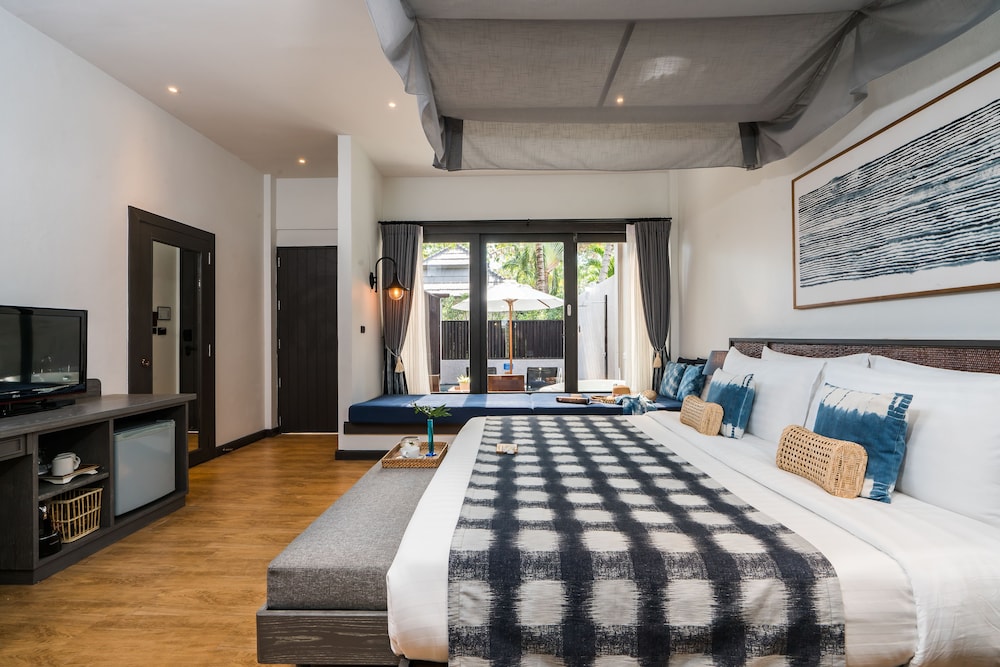 Pool Suite - Photo 3